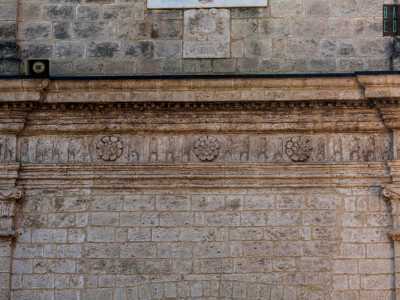 ...che sorreggono una trabeazione composta da un architrave tripartito in cui si alternano triglifi e motivi floreali